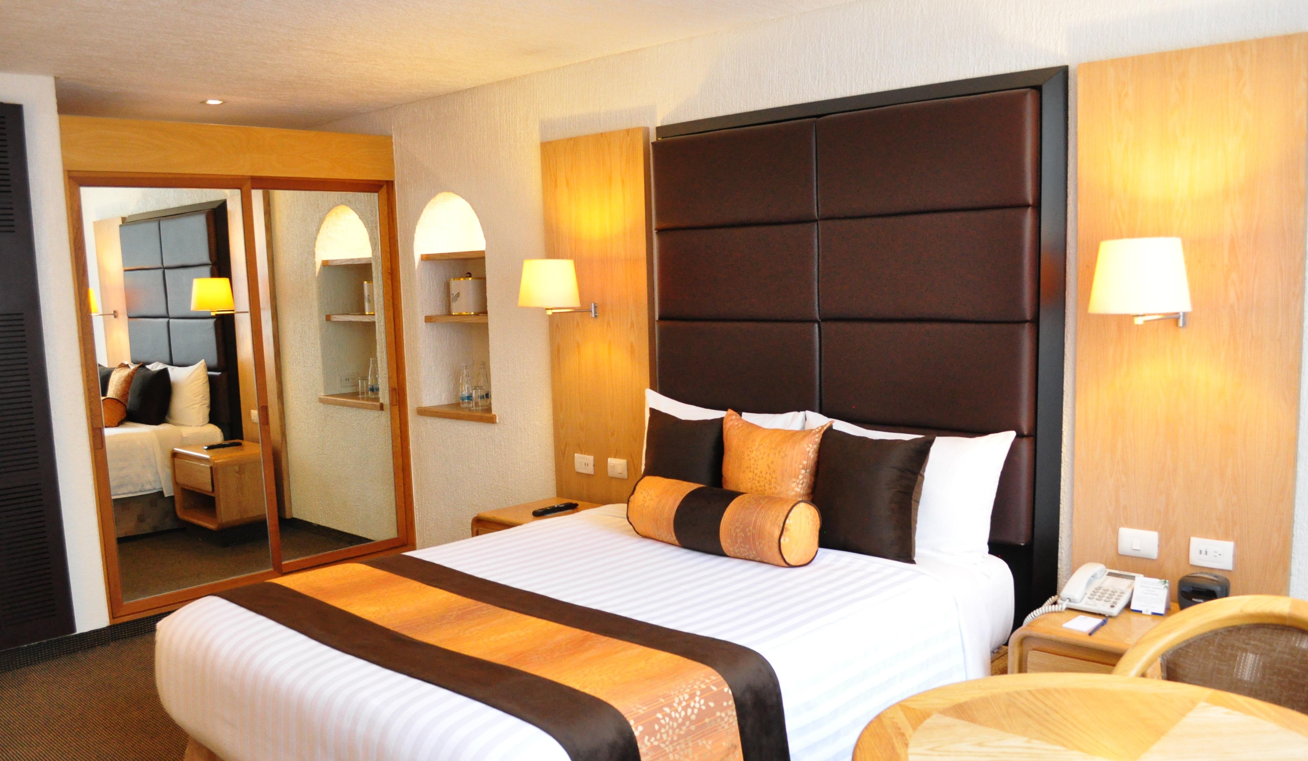 Hotel Royal Pedregal Mexiko-Stadt Exterior foto A bedroom at the hotel
